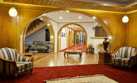 Kashmir Mahal Resorts by Dal Lake Отели рядом с достопримечательностью «Нишэт Гарден»