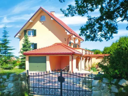 Holiday Home near Forest and Lake in Pomeranian Отели в г. Lysniewo Sierakowickie