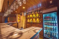 Hotel Riveria by Raj - parking