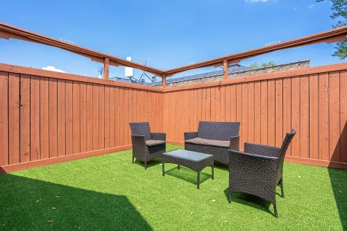Stunning 3BRM Apartment with Rooftop Patio in the Beaches Area of Toronto - บังกะโล