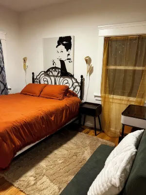 Charming, private 3BR cottage with WiFi, A/C, full washer & dryer in Oakland