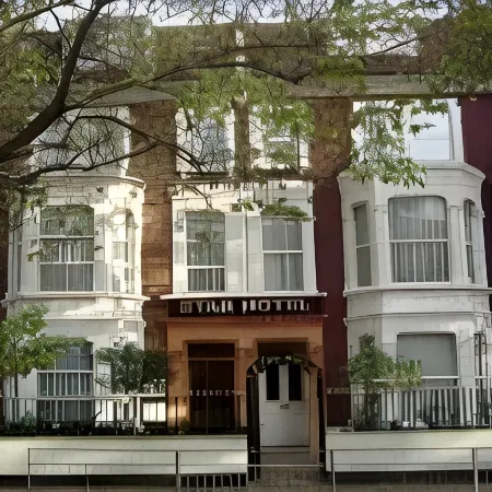 Star Hotel Отели рядом с достопримечательностью «Стадион «Лофтус Роуд»»