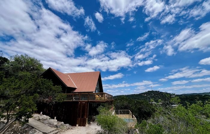 Design-forward Frio cabin with epic views & pool