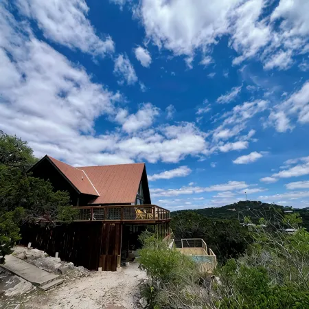 Design-forward Frio cabin with epic views & pool