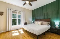 3800 sq ft of Fun! Sleeps 14 • Hot Tub • Pool Table • Pac-Man • Foosball