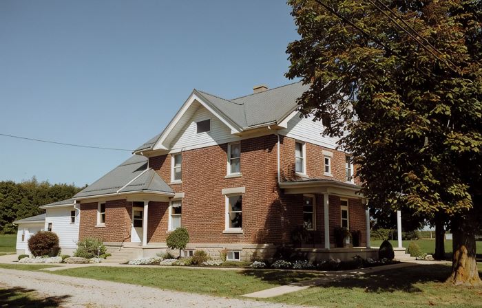 Spacious House with Large yard and King-size bed