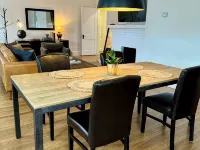 Charming 2-bedroom house in Lakewood with WiFi access Hoteles en Lakewood