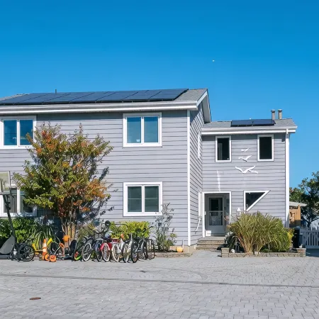 Shorely Waterfront •XL 2nd FL 2/3Br 2.5BTH•Private Jacuzzi, Dock, Kayaks, Bikes