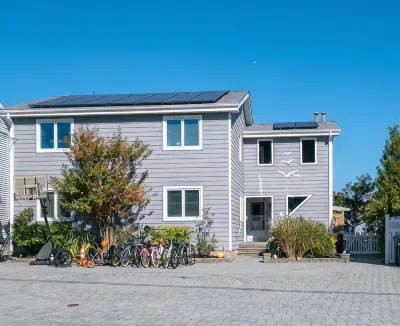 Waterfront Sky Villa • 2nd FL • 2/3Br 2.5BTH • Jacuzzi Dock Kayaks Arcade Beach Hotel a 
