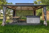 Luxury Cottage Directly Across from the Beach Hot Tub Center of Downtown-Private