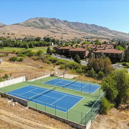 Charming condo w/ king bed, hot tub, pool, minutes away from world class skiing