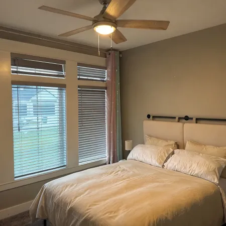 Convenient functional quiet 5 bedroom 3 bath home in Clive. Hotels in Clive