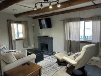 Payton's Place. A cozy cabin with private outdoor space pet friendly. - WiFi