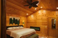 Peaceful Mountain Log Cabin Getaway with Hot Tub!