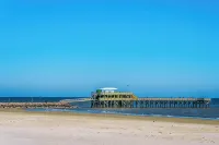 Oceanview Condo w/ Wifi, SmartTVs, Foosball, Pools & Balcony – Walk to Beach! - 2 stjerner