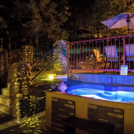Cozy Yosemite Retreat • Private Hot Tub • BBQ • 2 Mi from Yosemite