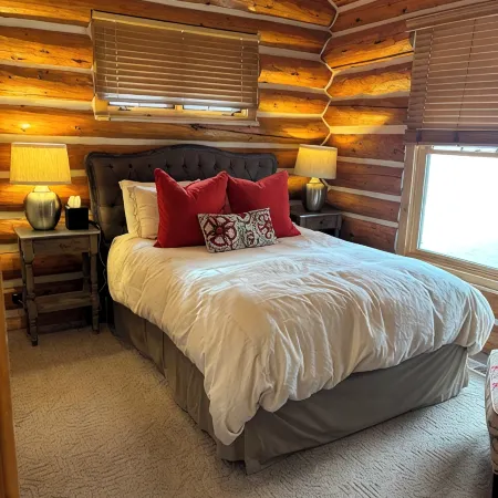 4 Bedroom Luxury Ski in/ Ski Out Powder Ridge Cabin W/ Hot Tub