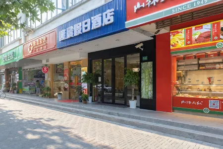 Longchen Holiday Hotel (Shanghai Weining Road Metro Station)