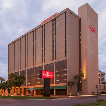 DoubleTree by Hilton Laredo Отели в г. Уэбб