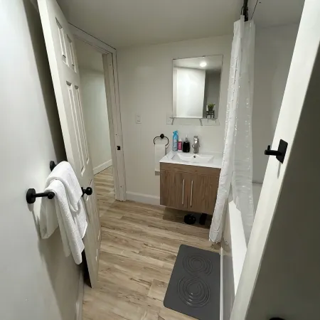 Cozy Private Bachelor Unit King Size bed. Отели в г. Ривервью