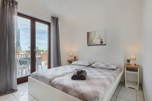 Beautiful spacious apartment (No. 4) with 2 bedrooms 300m to the beach