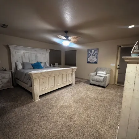 Spacious 5-bedroom house with WiFi, New Pool and Hot Tub, tons of parking