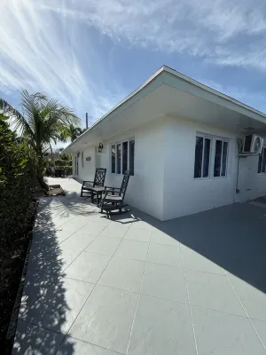 Generator, Golf cart avail., 2 BR beach villa in Treasure, WiFi, washer & dryer Hotels in 