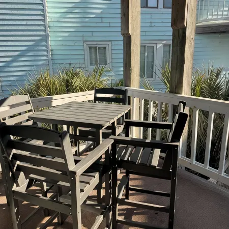 Large 2 bedroom, sleeps 6, 30 seconds to the sand!
