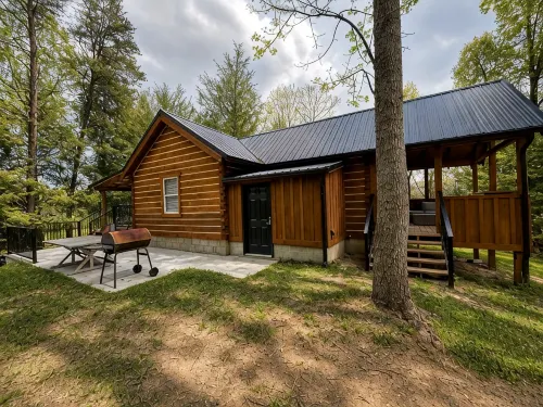 Charming Cabin. Located between New River Gorge and Summersville Lake