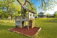 Castroville Riverfront Cottage - Fire Pit, 3 Bedroom, Screen Porch, Kid Friendly - Wifi