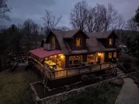 Mountain Mama Cabin Luxury Getaway on NR Gorge Rim! Hot+Cold Tubs/Sauna/Games - 4-Star