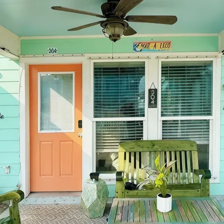 Charming 3-bedroom townhome with AC, WiFi in lovely Port Aransas