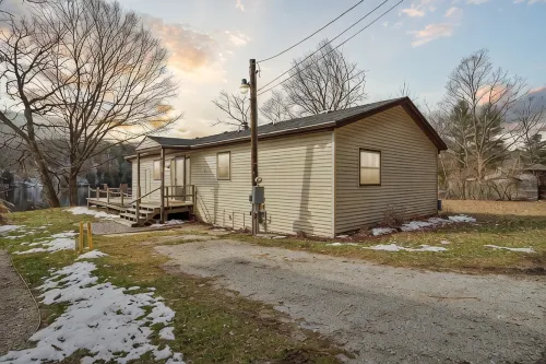 Relaxing Croton lake cottage w/ hot tub