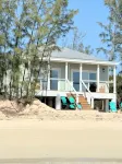 Brand new lovely beachfront 2-bedroom house with WiFi, AC in Governor's Harbour Hoteles en 