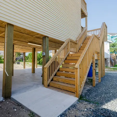 4-bedroom house in serene Avon with ocean view! Book your getaway now