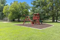Stylish & Comfortable 4-bedroom Retreat in safe and quiet Southside Springfield