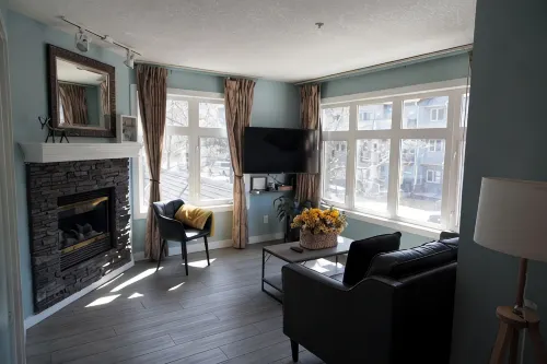 Exclusive Canmore Retreat: Mountain View Apartment Steps from Downtown - Condos