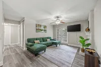 Stylish 1BR + pool Walk to Bars & Bites in the heart of Addison