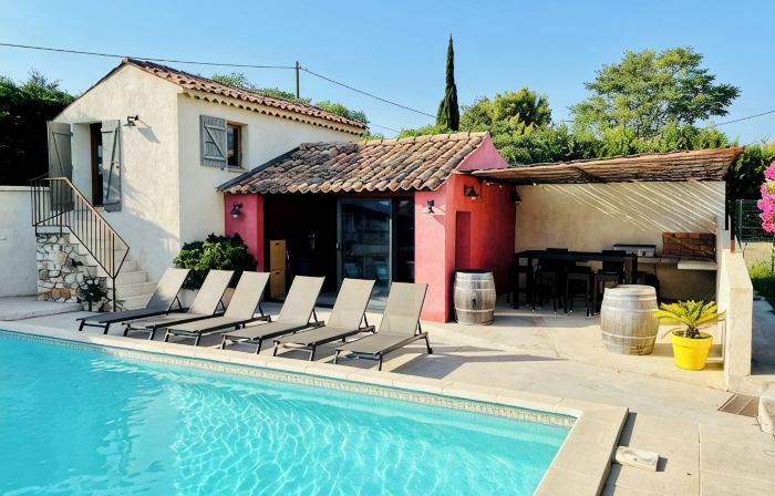 Villa Avec Piscine et Dépendance au Pied des Collines de Pagnol
