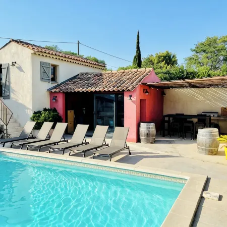 Villa Avec Piscine et Dépendance au Pied des Collines de Pagnol