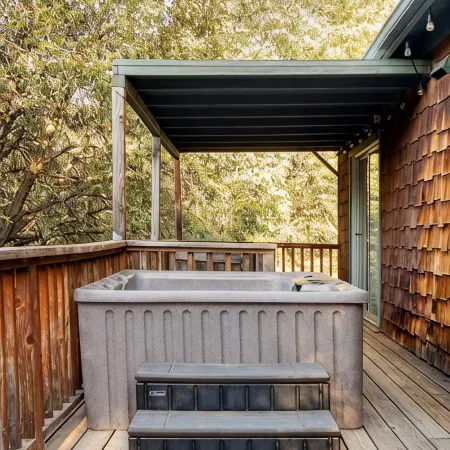 Cozy 2-bedroom cabin with sauna outside of Yosemite