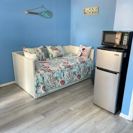 Spacious, comfortable rooms near beach & Newport