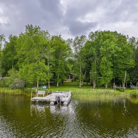 Perfect Summer rental in prime location on Washburn Lake