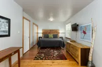 West Side Gem │Two King Suites │Walk Everywhere │Hot Tub │Large Living Space - بوتيك