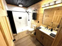 Burr Oak Cabin With Hot Tub and WIFI - Chalets
