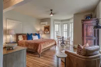 Historic 1880 1-Bedroom Downtown Apartment - 3-Star
