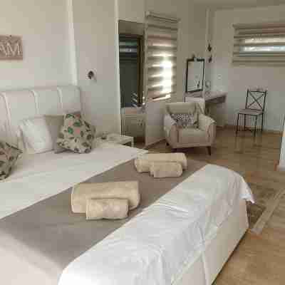 Luxury Villa, Private Pool, Beautiful Gardens, Stunning Sea & Mountain Views Rooms