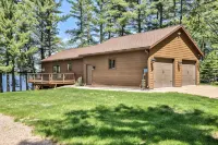 Nature's Edge: Lakefront Home - WiFi, Free Firewood, Generator, No Cleaning Fee! - 3つ星