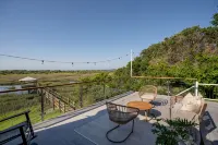 Marsh front villa on an acre. Private Dock + hot tub, steps from the beach