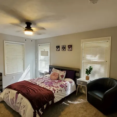 Perfect Background Hangout-Café Lit Patio, Bonfire, BBQ Grill-Near UF Stadium!
